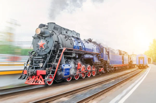 Vintage nero vapore locomotiva treno corsa stazione ferroviaria. Il concetto di turismo è un viaggio retrò in treno — Foto Stock