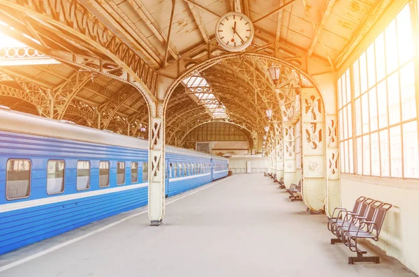 Vintage retro platformu yolcu tren istasyonu. Toplantı, bekleyen, yolculuğa görmeye kavramı