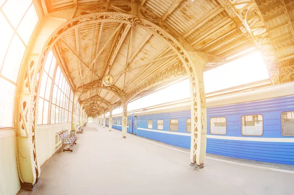Vintage retro platformu yolcu tren istasyonu. Toplantı, bekleyen, yolculuğa görmeye kavramı