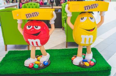 Kırmızı ve sarı m M'nin şeker Rusya. Saint-Petersburg. Temmuz 2017