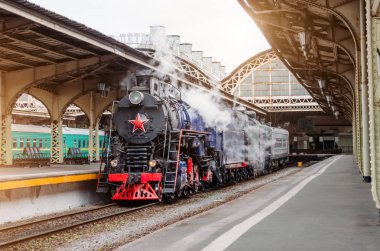 Eski bir antika vintage tren istasyonunda lokomotif Buhar