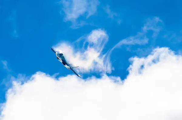 戦闘機が高速で飛ぶ雲の — ストック写真