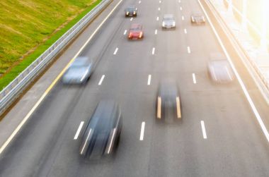 Arabalar çok şeritli yol asfalt üzerinde hareket işaretler izin markingsmoving araçlarda çok şeritli yol asfalt izin
