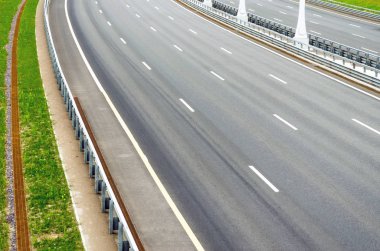 Araba olmadan çok şeritli yol açın