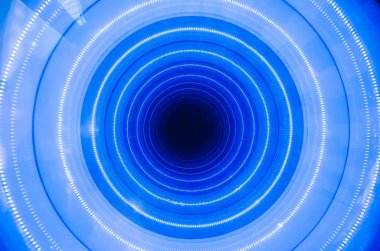 Bir de mavi bir deliktir ışıklı. Soyut daire
