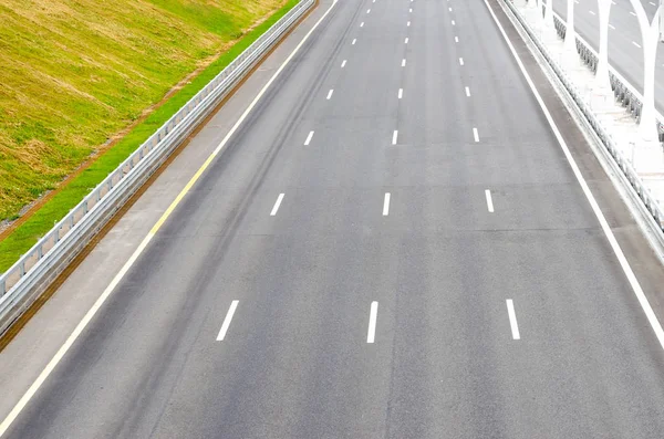 空多車線道路のアスファルトができますマーキング — ストック写真