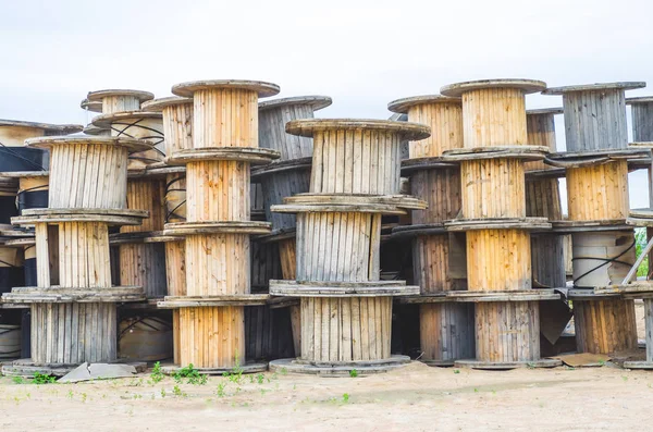 Yüksek gerilim kablosu yalan bir döküm üzerine menşeli boş rulolar