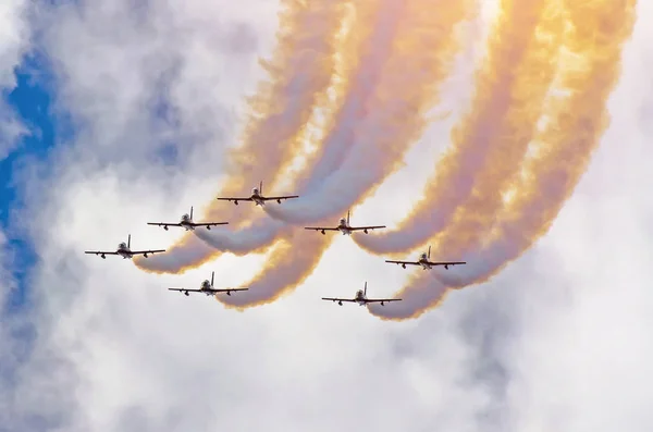 Aviones cazas humo el fondo de cielo c ouds — Foto de Stock