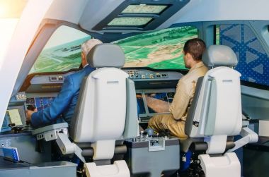 Bir yolcu uçağı ile bir kokpit ve pilotlar simülatör
