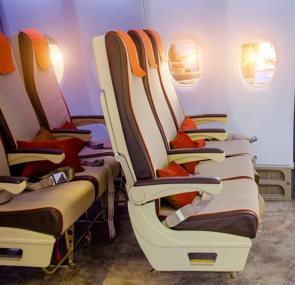 Asientos vacíos y ventana dentro de una aeronave — Foto de Stock