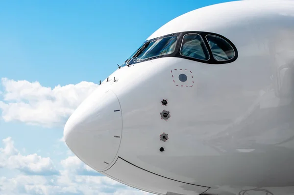 Pasajero avión nariz cabina en azul nubes cielo — Foto de Stock