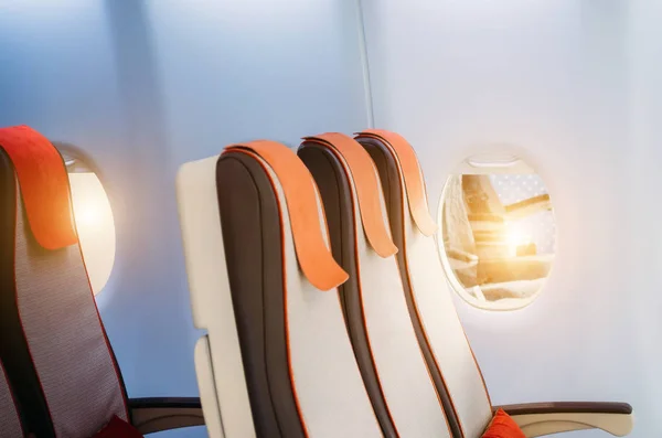 Assentos vazios e janela dentro de uma aeronave — Fotografia de Stock