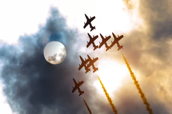 Vliegtuig groep vechter tegen de achtergrond van de zonneschijf en de wolken — Stockfoto