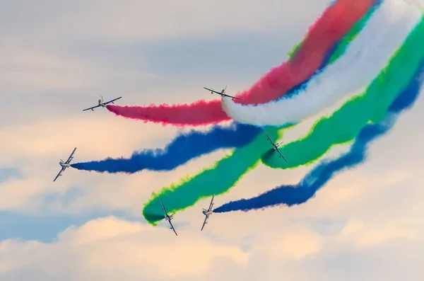 煙の色の背景に飛行機グループ戦闘機 — ストック写真