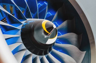 Uçak motoru ve bıçaklar mavi aydınlatmalı kapat