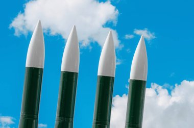 Mavi Gökyüzü bulutlu yönelik dört roketler