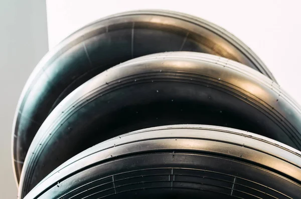 Neumático de goma de ruedas para aeronaves expuestas en serie —  Fotos de Stock