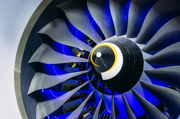 Двигатель и лопасти самолета с голубой подсветкой — стоковое фото