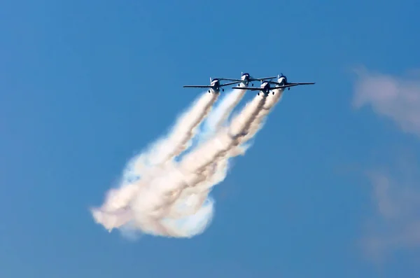 Acrobatische team vliegtuigen strijders spoor van rook in de lucht — Stockfoto