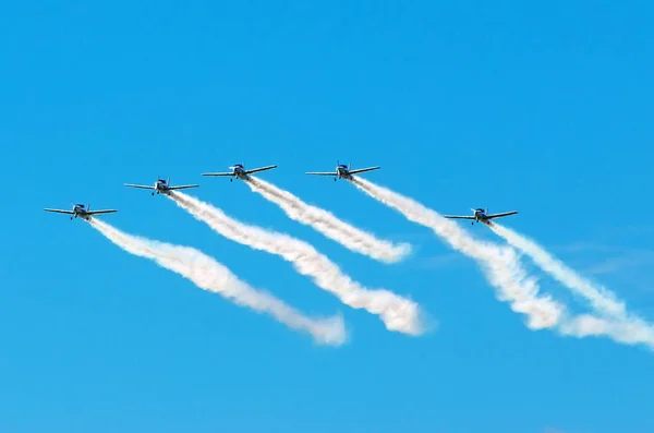 Acrobatische team vliegtuigen strijders spoor van rook in de lucht — Stockfoto
