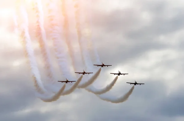 Acrobatische team vliegtuigen strijders spoor van rook in de lucht — Stockfoto