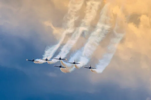 Aerobatica squadra aerei caccia traccia di fumo nel cielo — Foto Stock