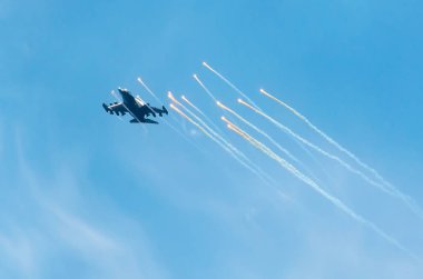 Arka plan gökyüzü bulutlar uçak savaş uçağı duman