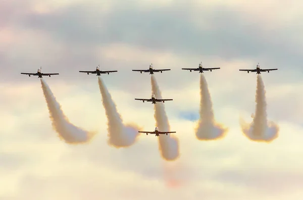 Αεροπλάνα μαχητικά αεροσκάφη καπνίζουν το φόντο του ουρανού σύννεφα — Φωτογραφία Αρχείου