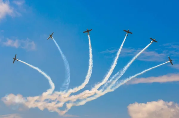 Vliegtuigen straaljagers roken de achtergrond van wolken van de hemel — Stockfoto