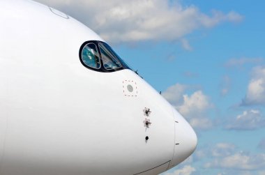 Yolcu uçak burun kokpit mavi bulutlar gökyüzünde