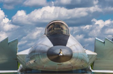 Kabin pilot eski savaş gökyüzü ve bulutlar karşı