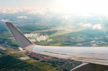 Uçak kanadı mavi gökyüzünde, portre