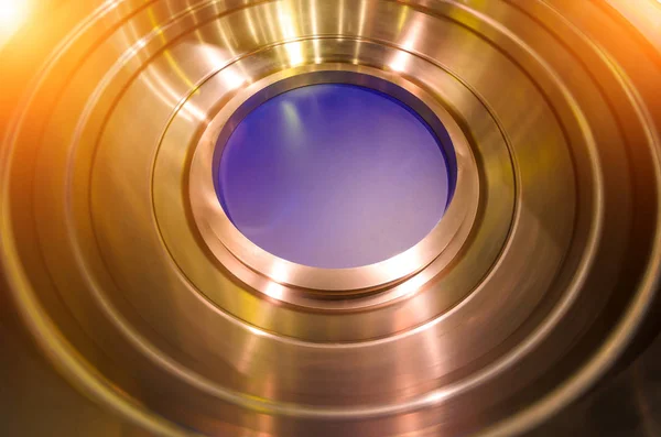 Círculo de metal detalle mecanismo de titanio con un agujero —  Fotos de Stock