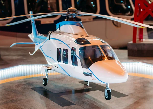 El helicóptero en el helipuerto con un faro luminoso en la plataforma —  Fotos de Stock