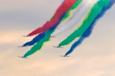 Arka plan gökyüzü bulutlar uçak savaş uçağı duman