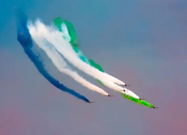 航空機戦闘機煙空雲の背景 — ストック写真