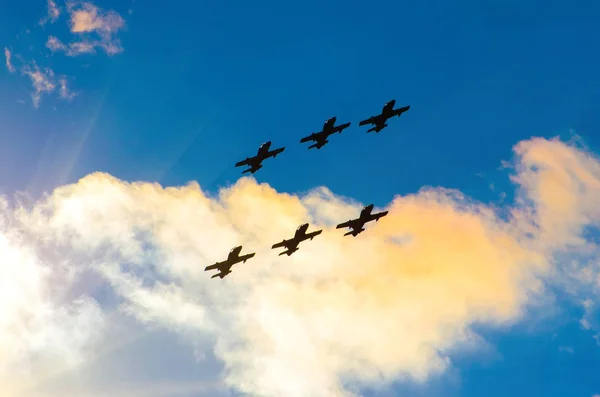 Vliegtuigen straaljagers roken de achtergrond van wolken van de hemel — Stockfoto