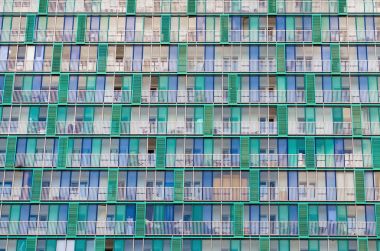 Balkon ve windows, bir bina, daire ev bej yeşil kafesler dokulu