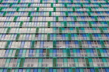 Balkon ve windows, bir bina, daire ev bej yeşil kafesler dokulu