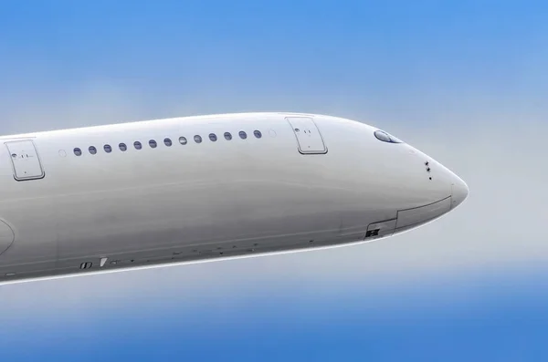 Letadlo nos kokpitu letu do nebe — Stock fotografie