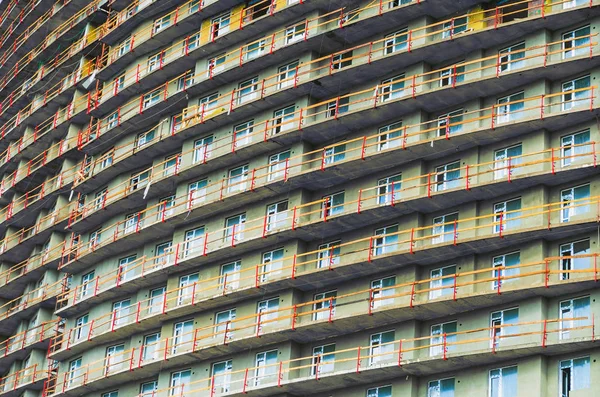 Заострение окон в комнате кондоминиума с прилегающим небольшим балконом — стоковое фото