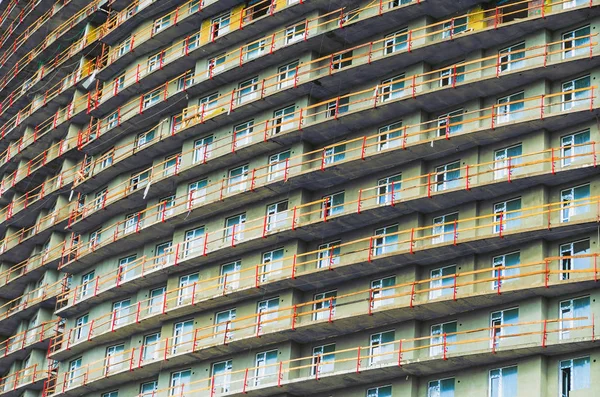 Modèle de fenêtres dans la chambre en copropriété avec petit balcon attenant — Photo