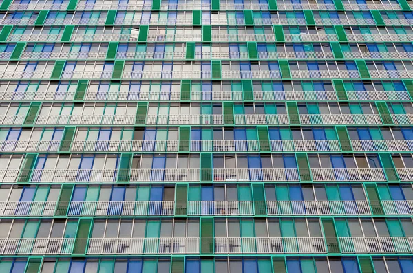 Balcons et fenêtres d'un immeuble, maisons d'appartements texturés beige vert réseaux — Photo