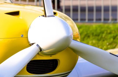 Beyaz uçak pervane yakın çekim