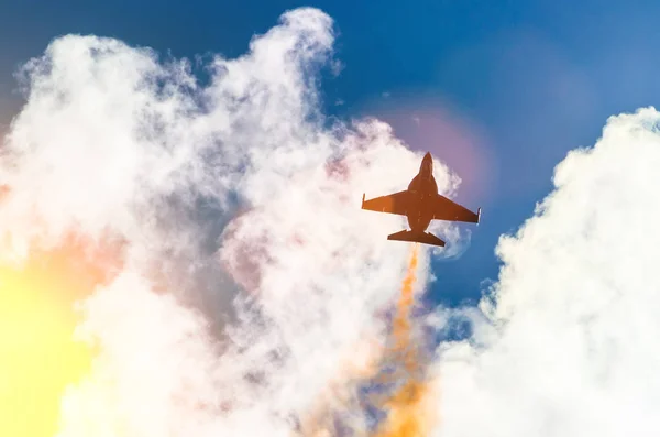 Combate de avião de caça no céu voa — Fotografia de Stock