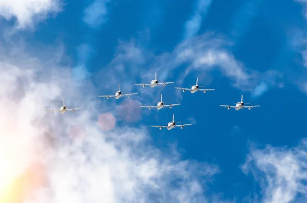Aviones cazas fuman el fondo de las nubes del cielo — Foto de Stock