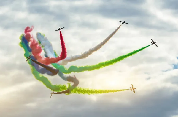 飛行機戦闘機煙空雲の背景 — ストック写真