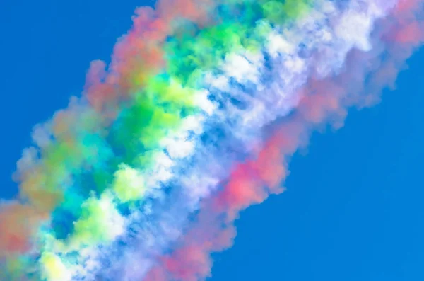 複数の色の青い空に煙 — ストック写真