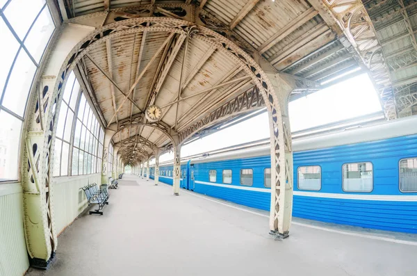 Vintage quai rétro gare de voyageurs. Concept de rencontrer, d'attendre, de voir des gens en voyage — Photo