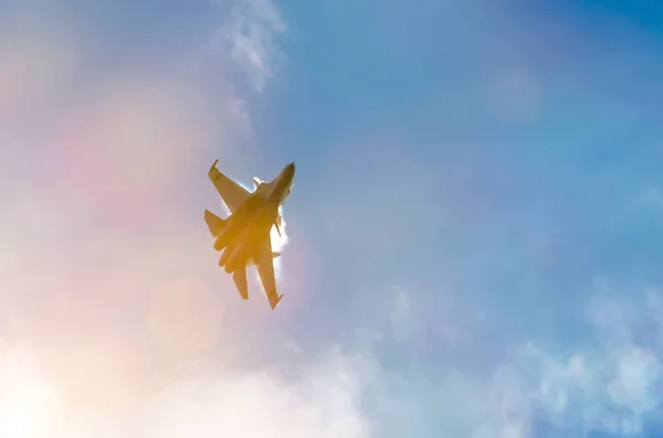 Combate militar lutador voa no céu — Fotografia de Stock